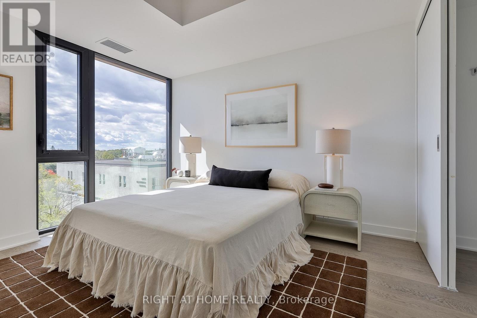 524 - 2720 Dundas Street W Property Photo 12