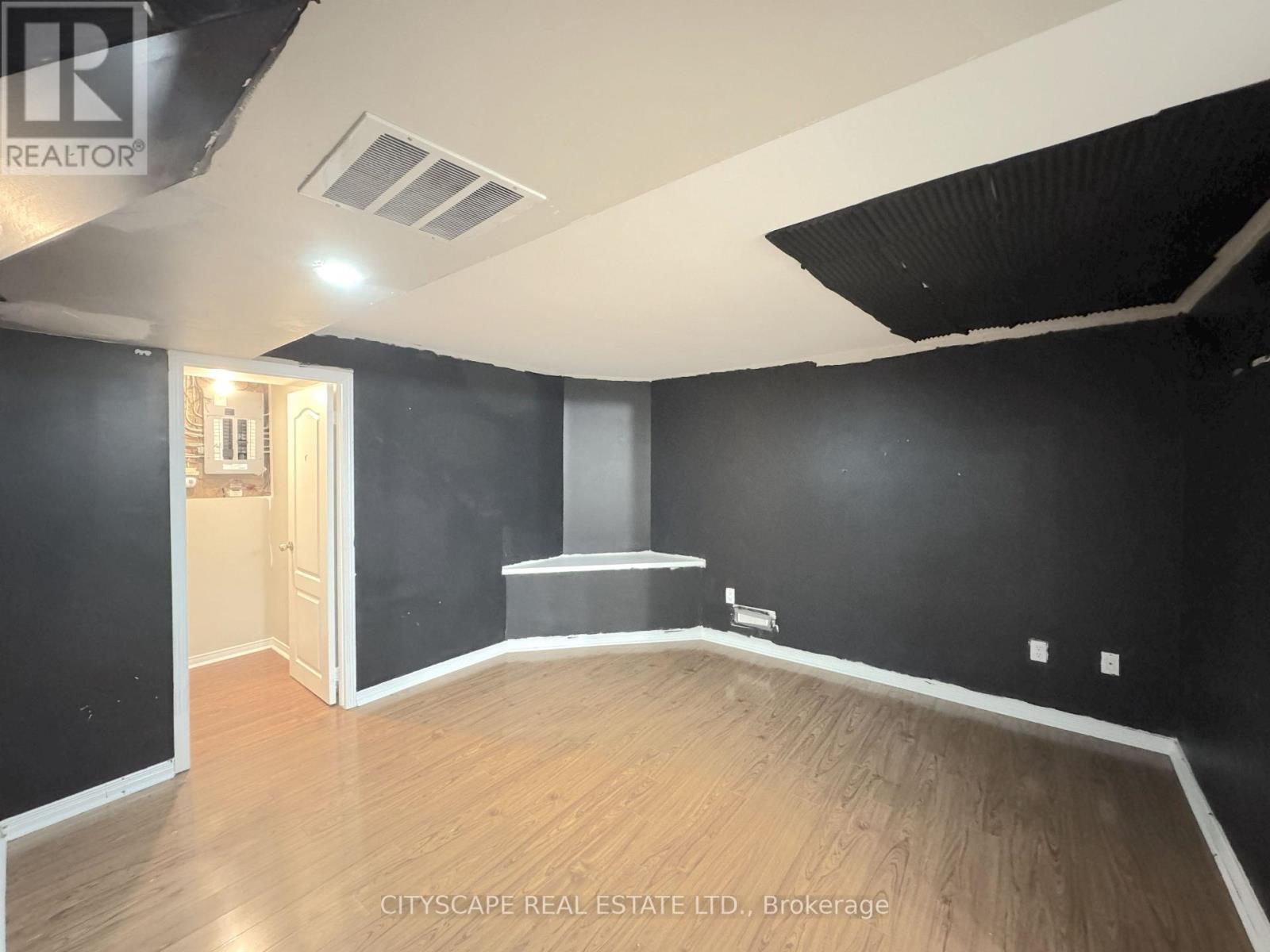 8 Safari Court Property Photo 40