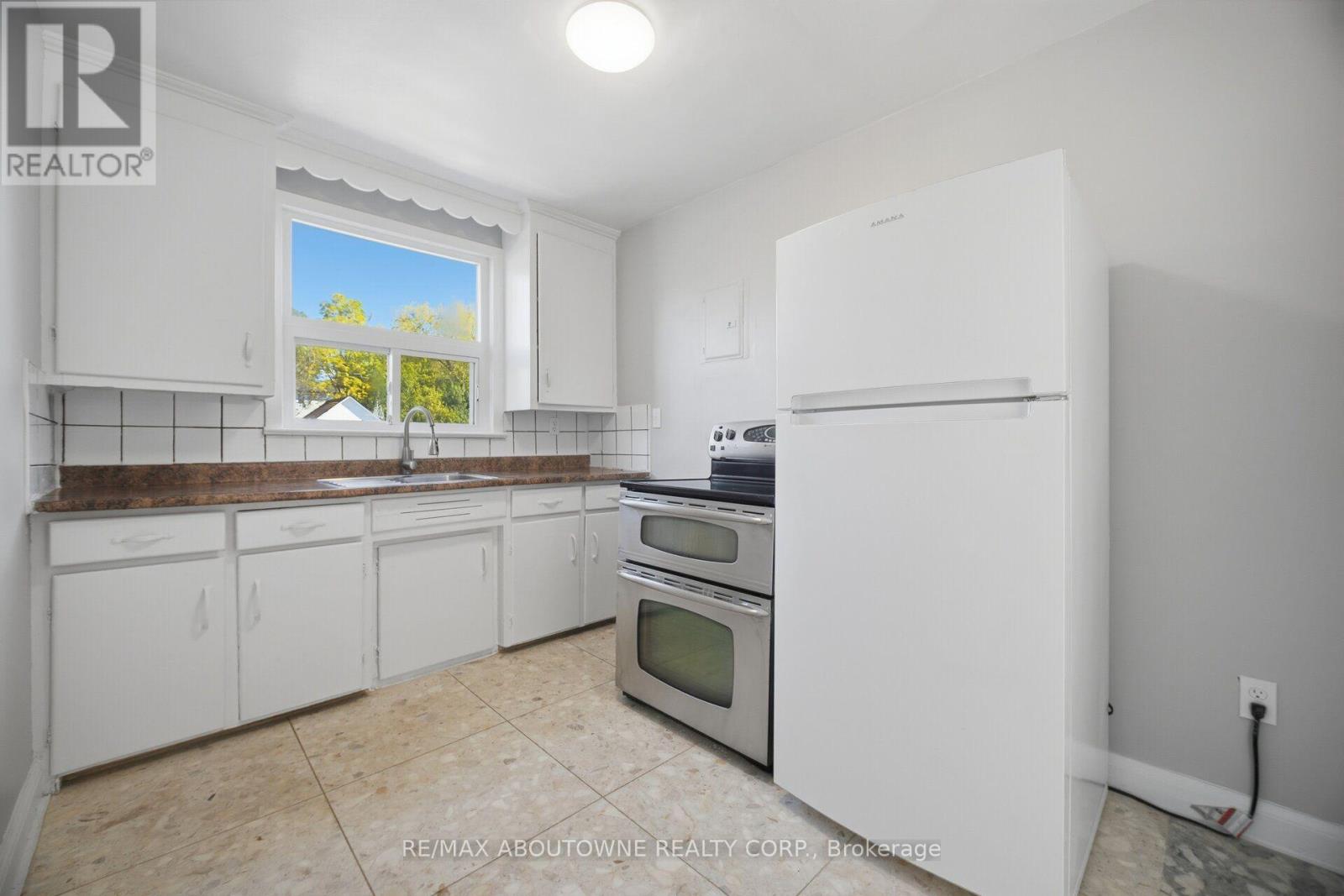 1 - 1047 Churchill Avenue E Property Photo 13