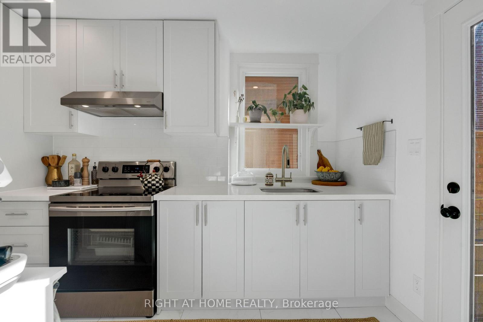 1642 Dufferin Street Property Photo 10