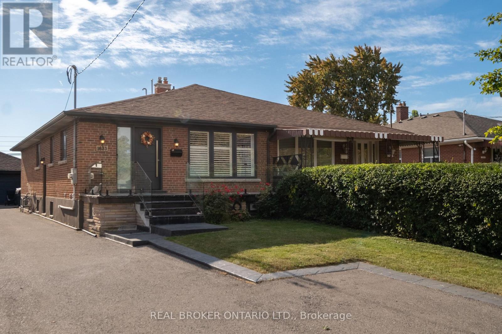 1633 Coram Crescent Property Photo 2