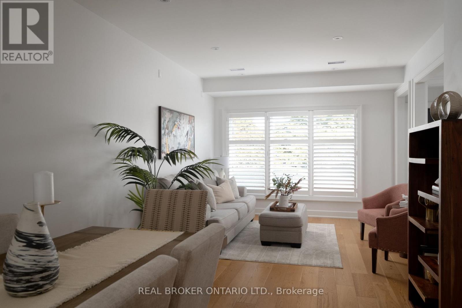 1633 Coram Crescent Property Photo 4