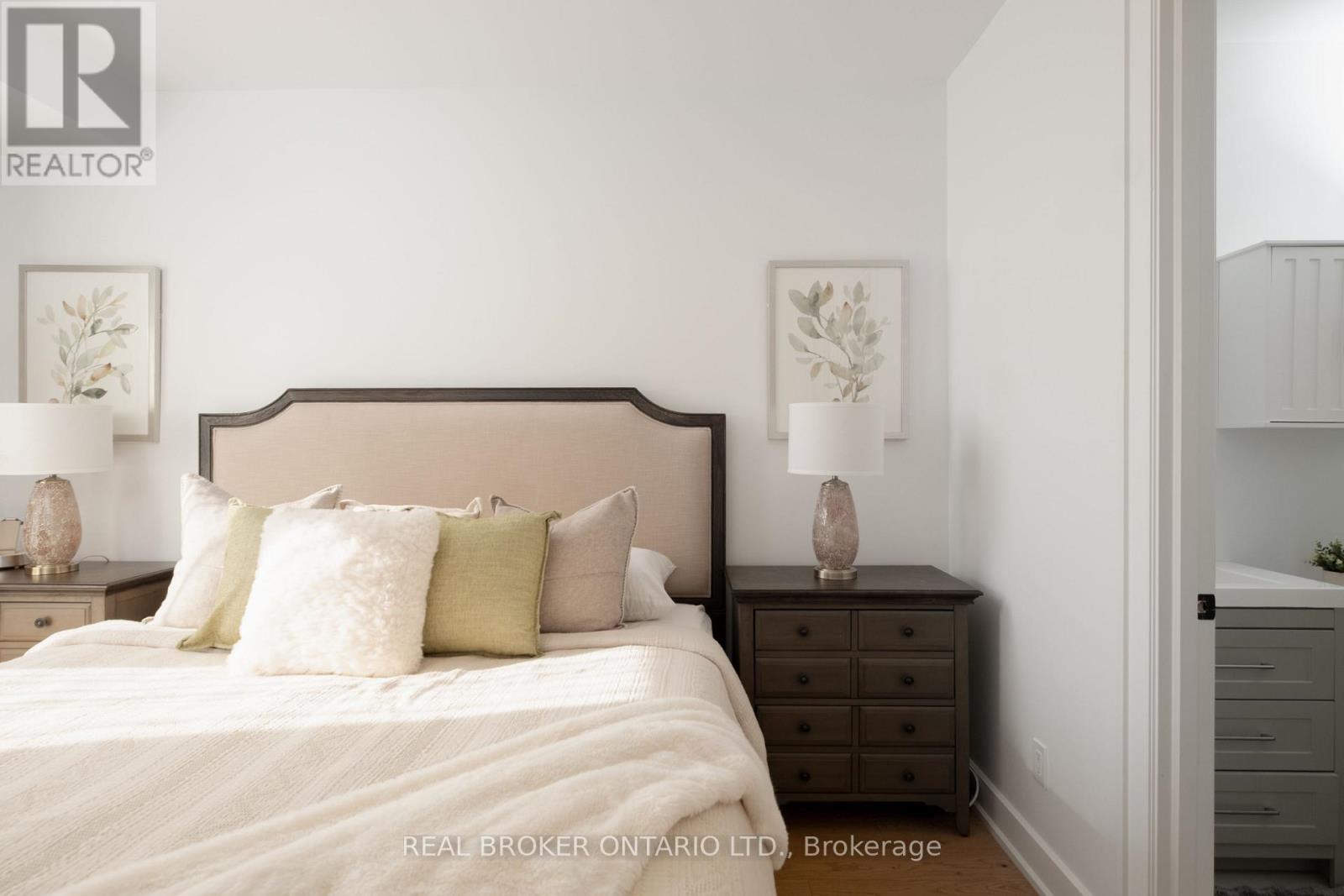 1633 Coram Crescent Property Photo 20