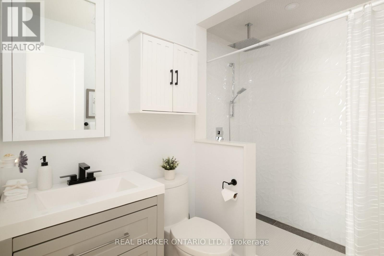 1633 Coram Crescent Property Photo 22