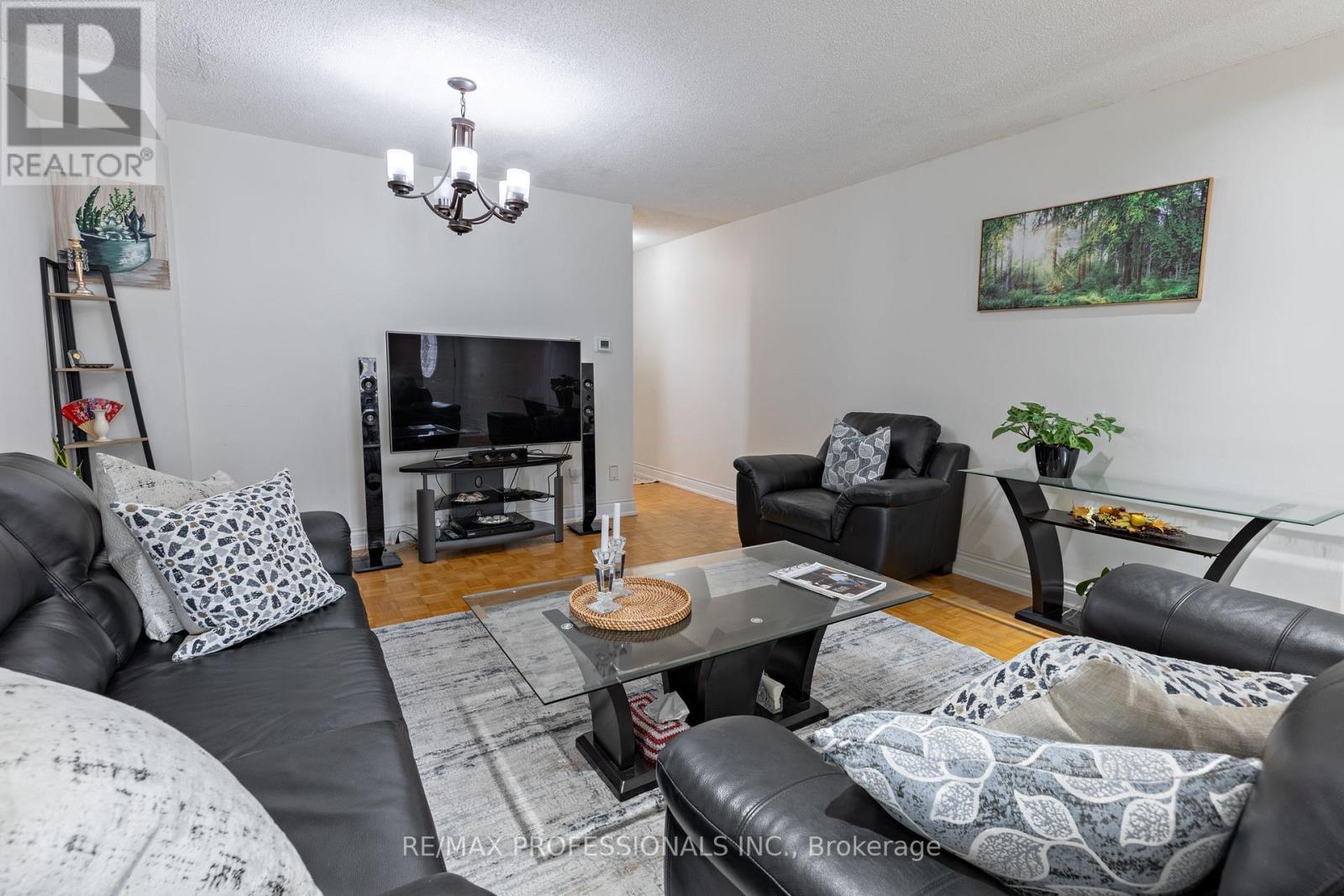 7 Mulock Avenue Property Photo 3