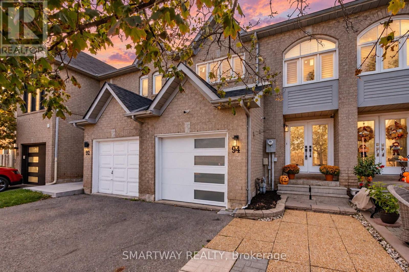94 Goldenlight Circle Property Photo 2