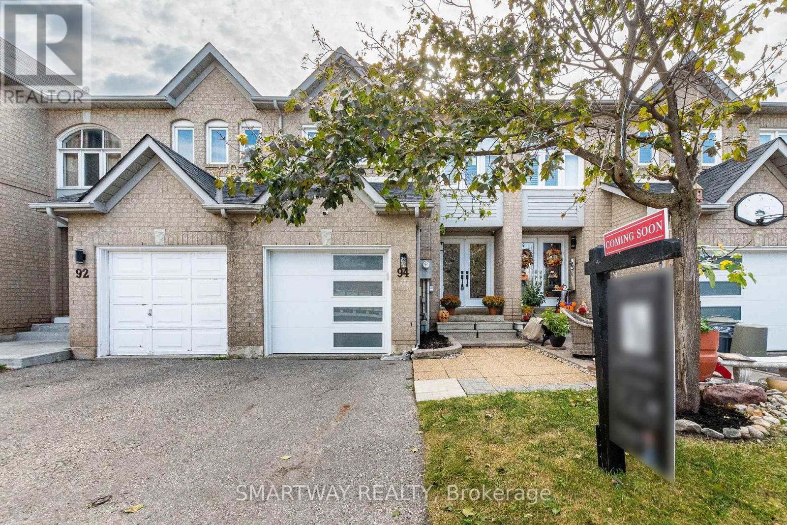 94 Goldenlight Circle Property Photo 3