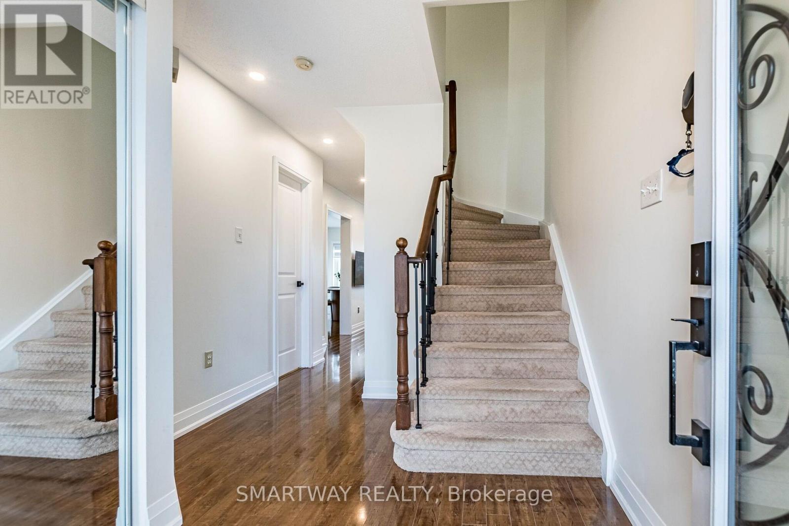94 Goldenlight Circle Property Photo 5