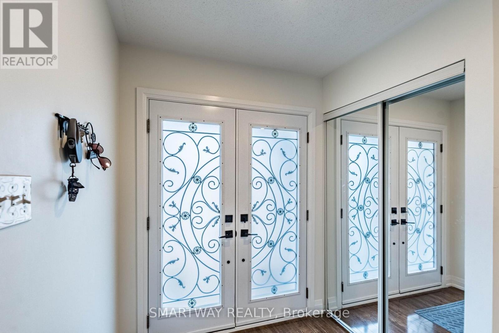 94 Goldenlight Circle Property Photo 6