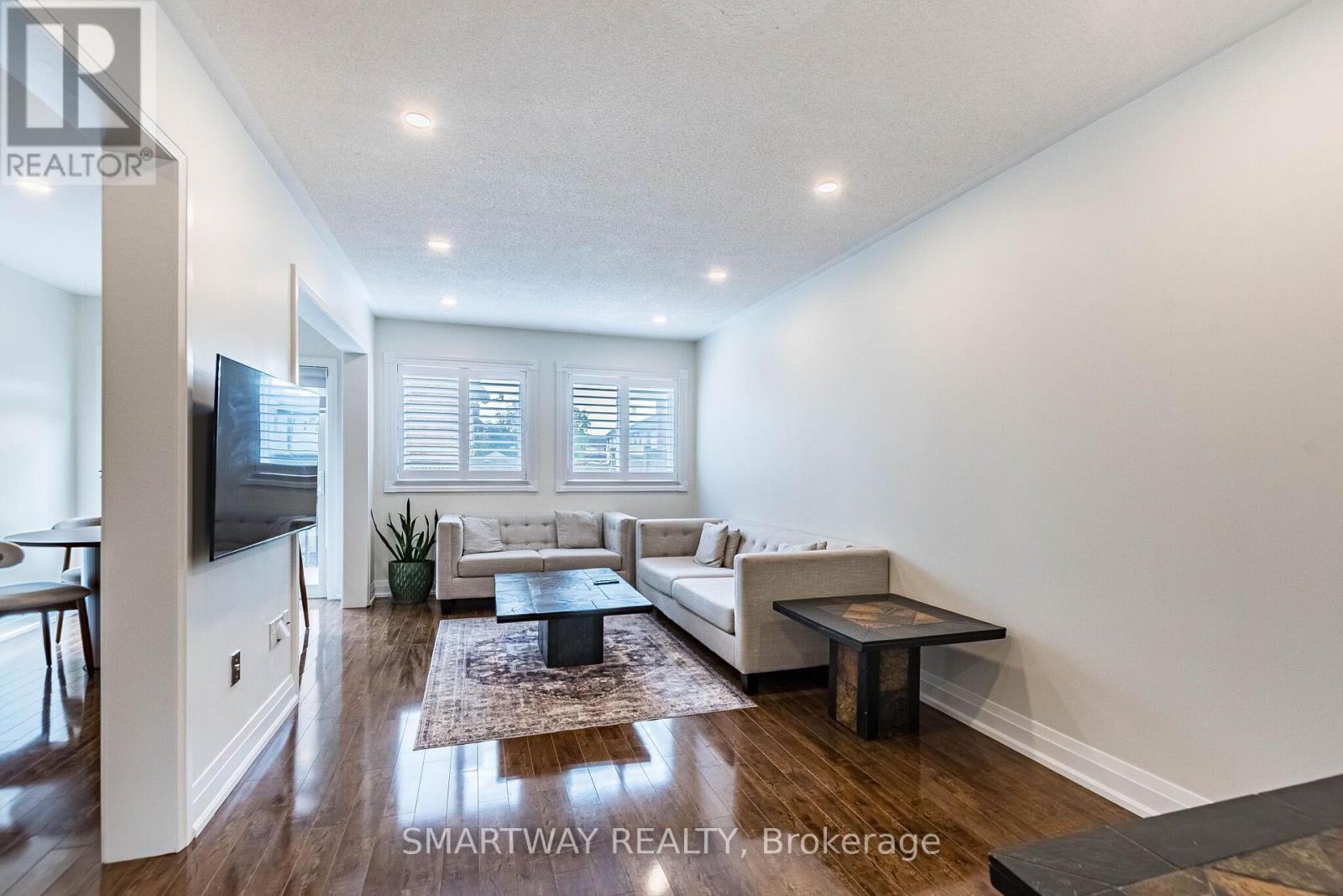 94 Goldenlight Circle Property Photo 9