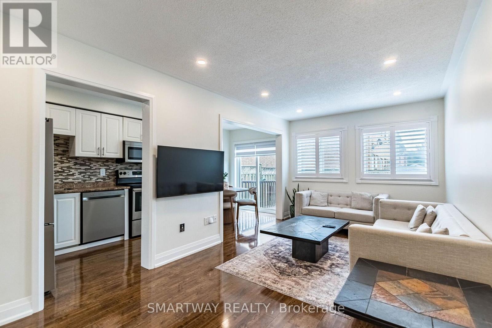 94 Goldenlight Circle Property Photo 10
