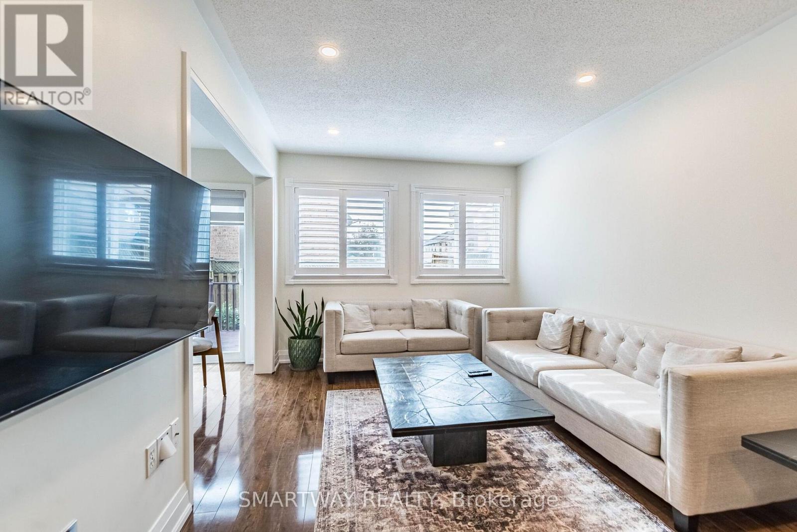 94 Goldenlight Circle Property Photo 11