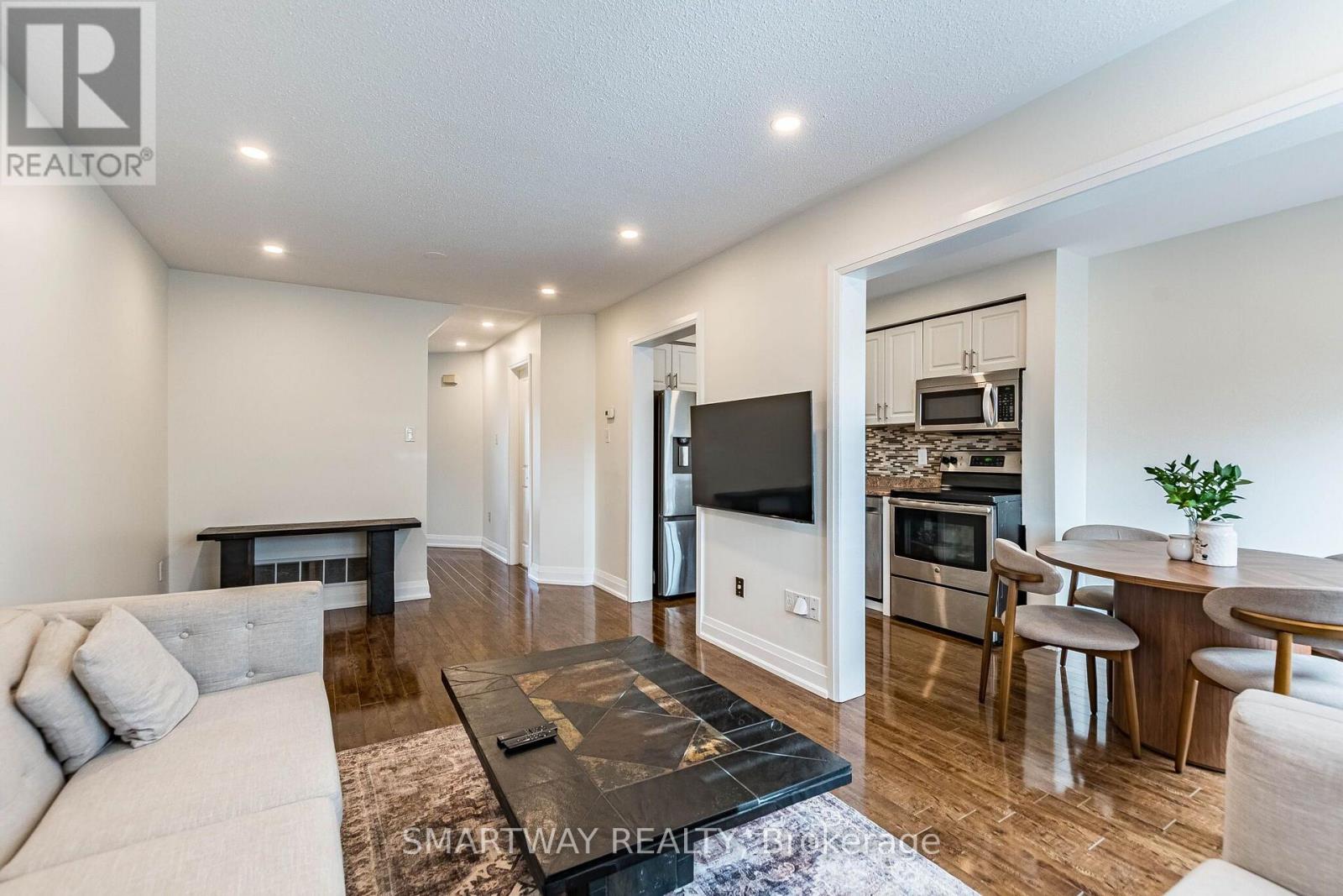 94 Goldenlight Circle Property Photo 14