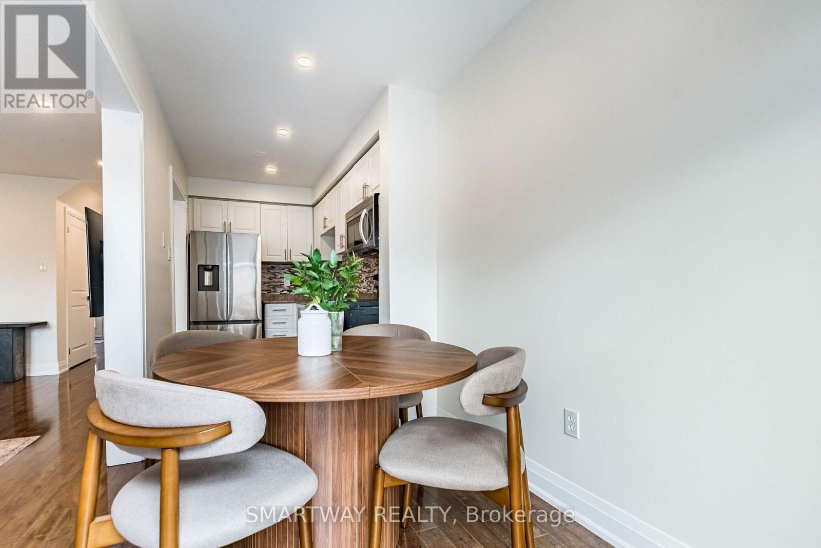 94 Goldenlight Circle Property Photo 16