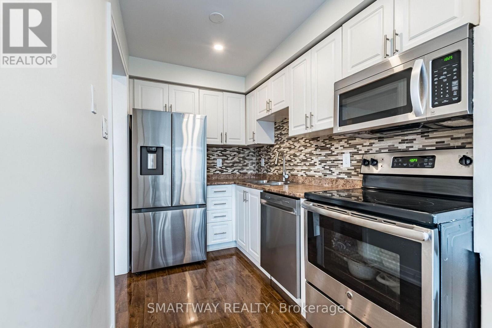 94 Goldenlight Circle Property Photo 18