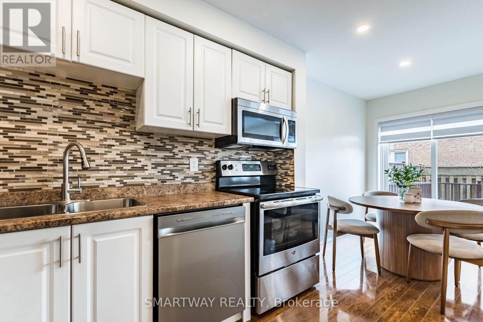 94 Goldenlight Circle Property Photo 20