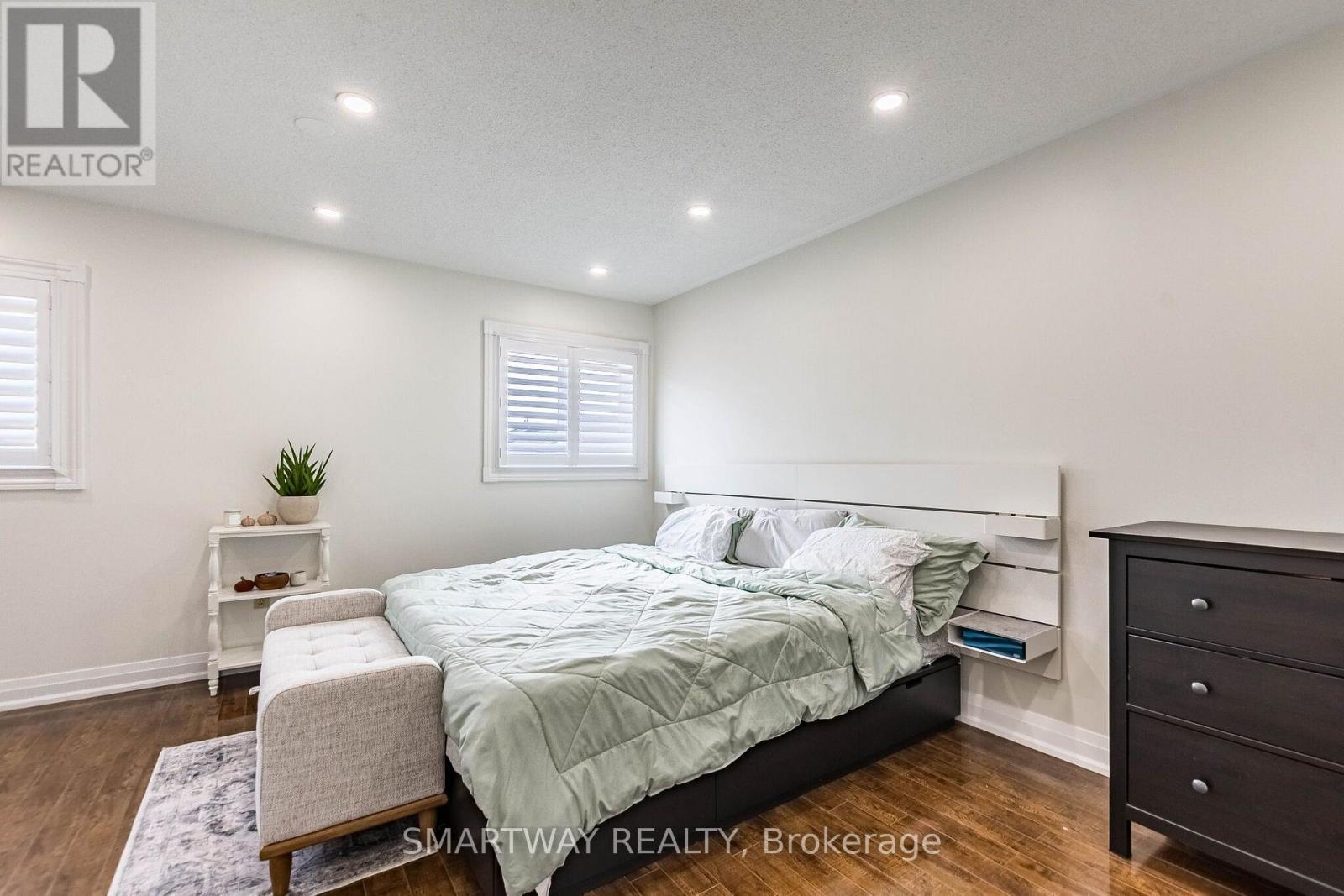 94 Goldenlight Circle Property Photo 26