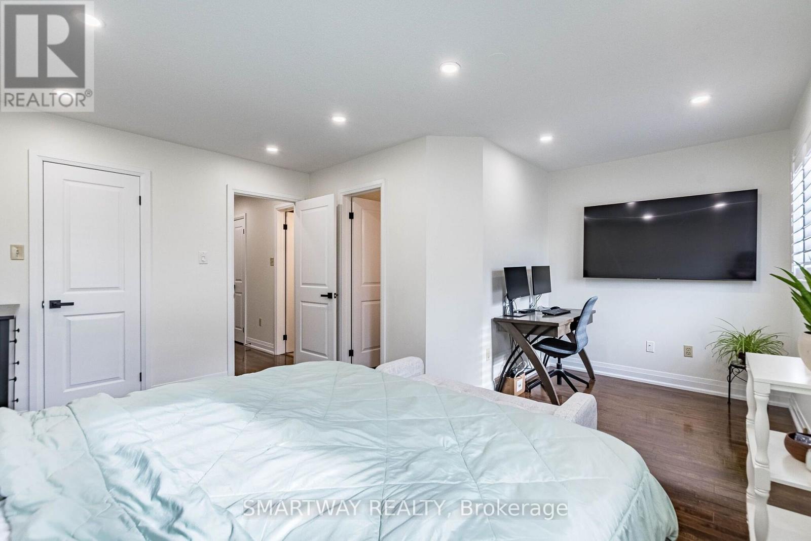 94 Goldenlight Circle Property Photo 27