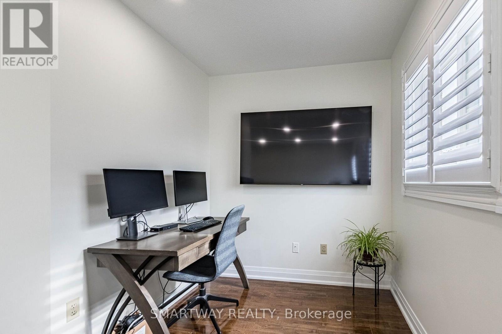 94 Goldenlight Circle Property Photo 28