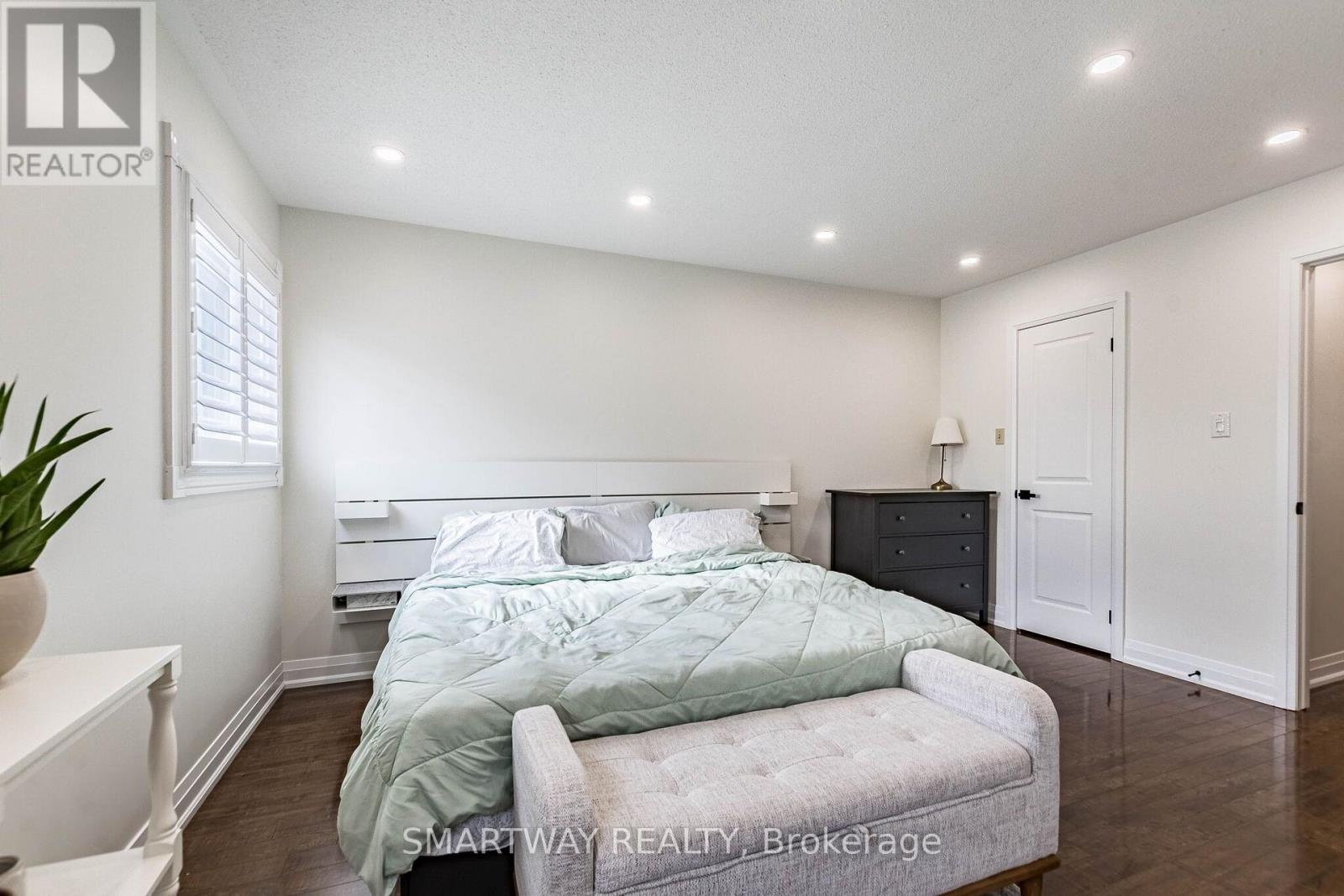 94 Goldenlight Circle Property Photo 30