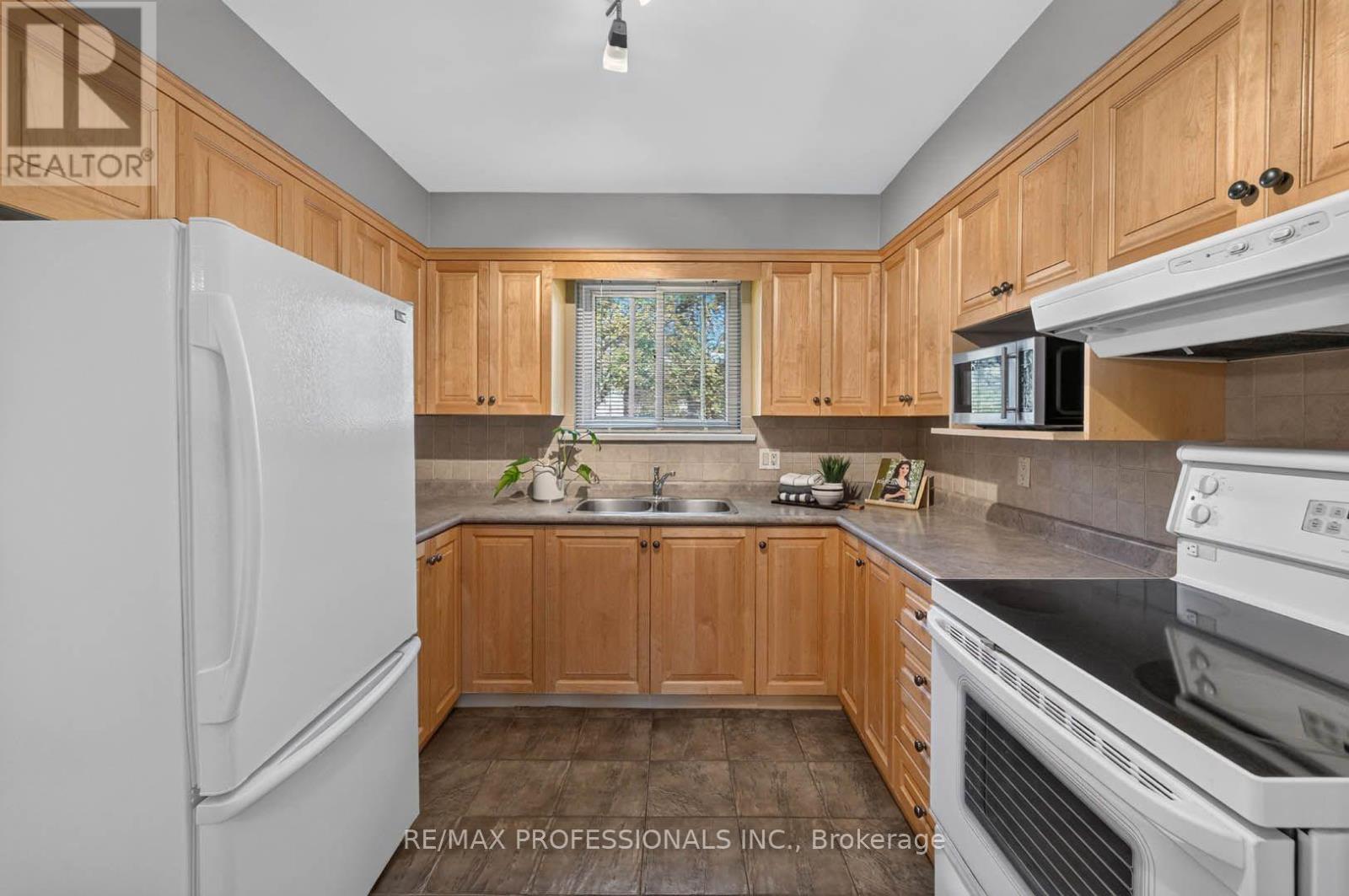 2467 Edenhurst Drive Property Photo 11