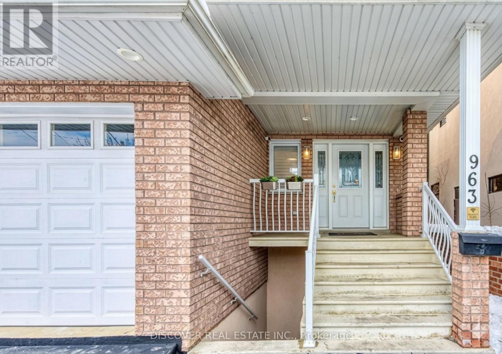 963 Hampton Crescent Property Photo 2