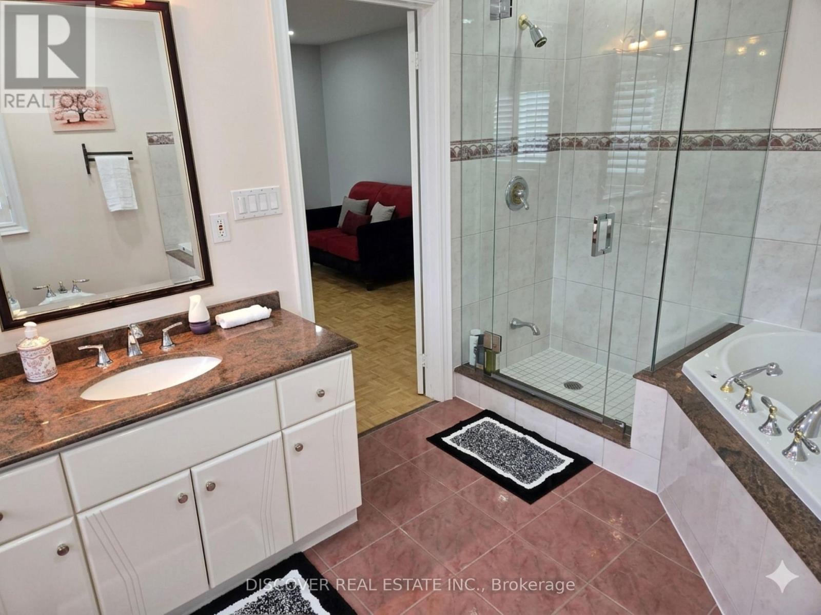 963 Hampton Crescent Property Photo 8