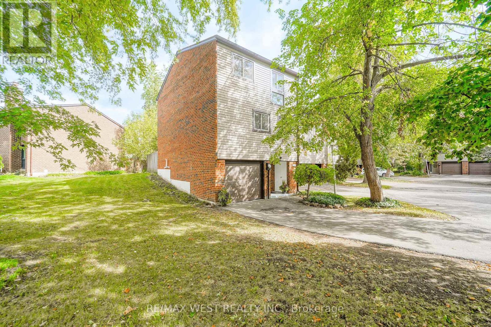 36 - 250 Satok Crescent Property Photo 1