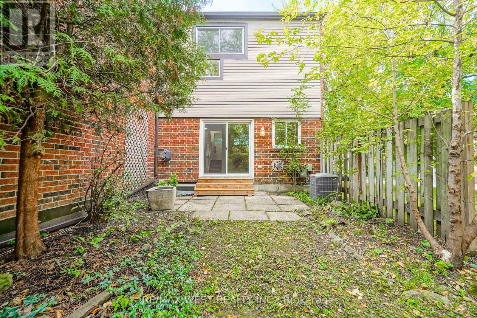36 - 250 Satok Crescent Property Photo 12