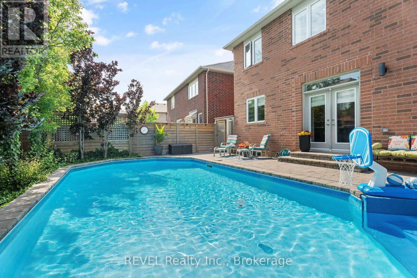 401 Schreyer Crescent Property Photo 3