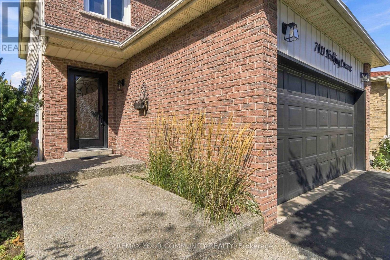 7013 Hickling Crescent Property Photo 4