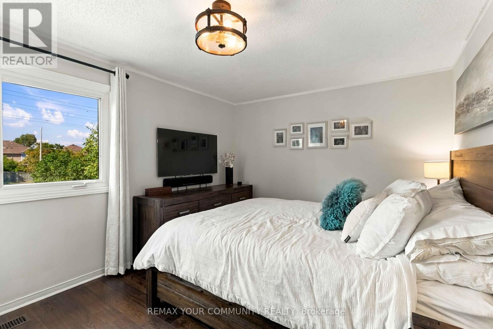 7013 Hickling Crescent Property Photo 16