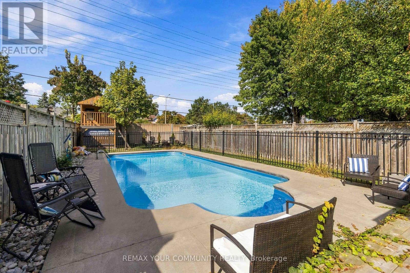 7013 Hickling Crescent Property Photo 32