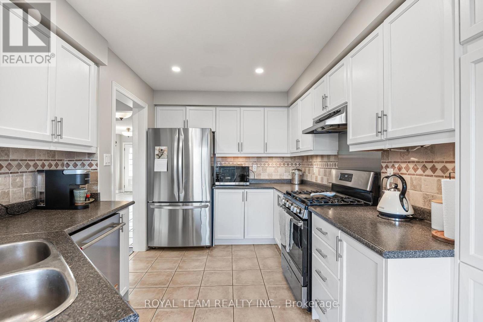 40 Emily Carr Crescent Property Photo 12