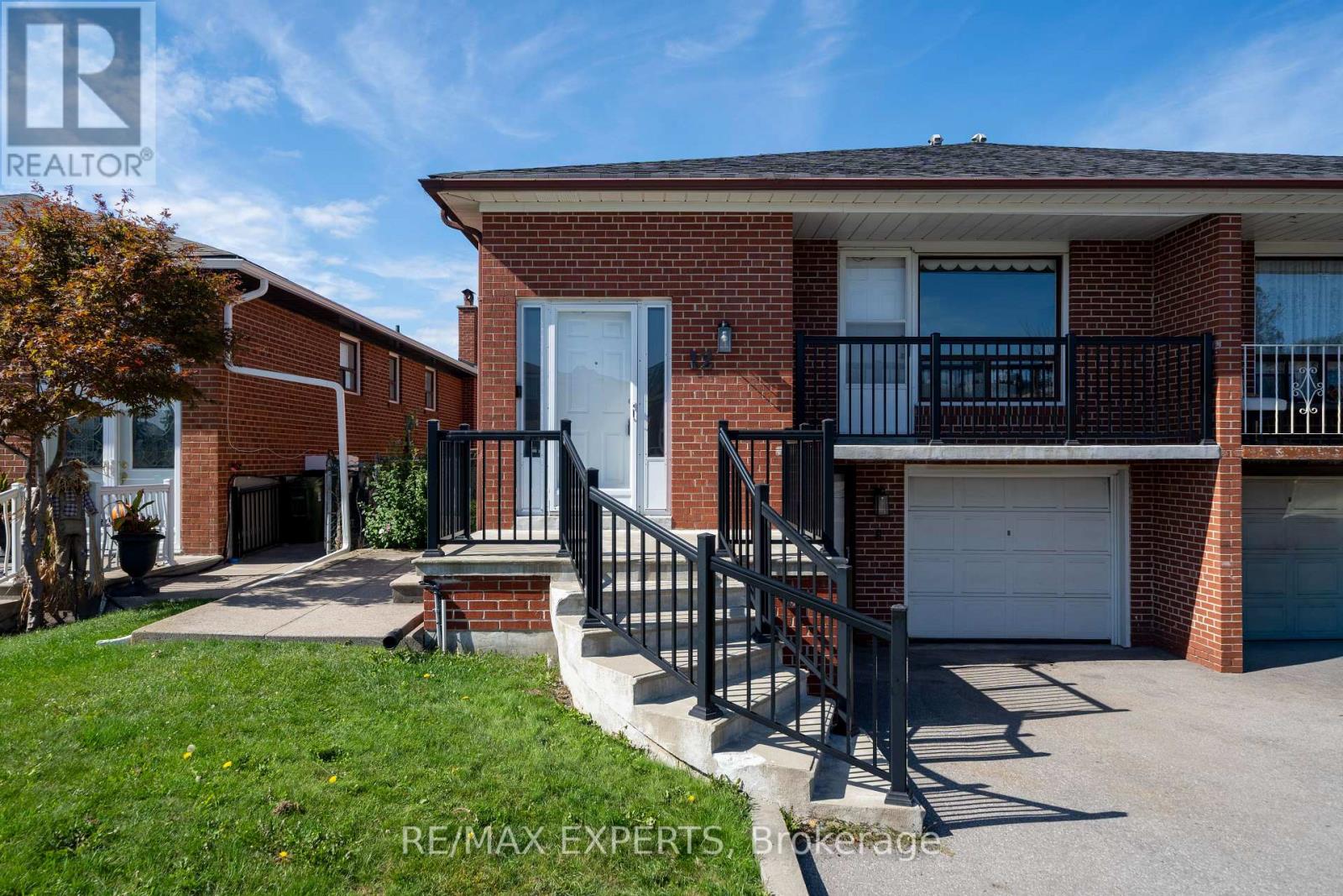 12 PARADELLE CRESCENT