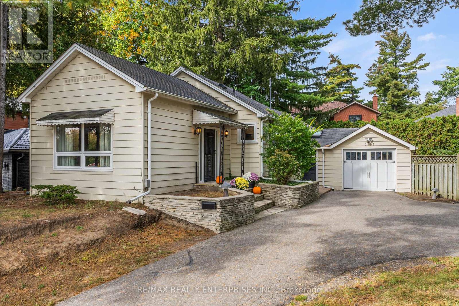 1141 Lakeshore Road W Property Photo 1