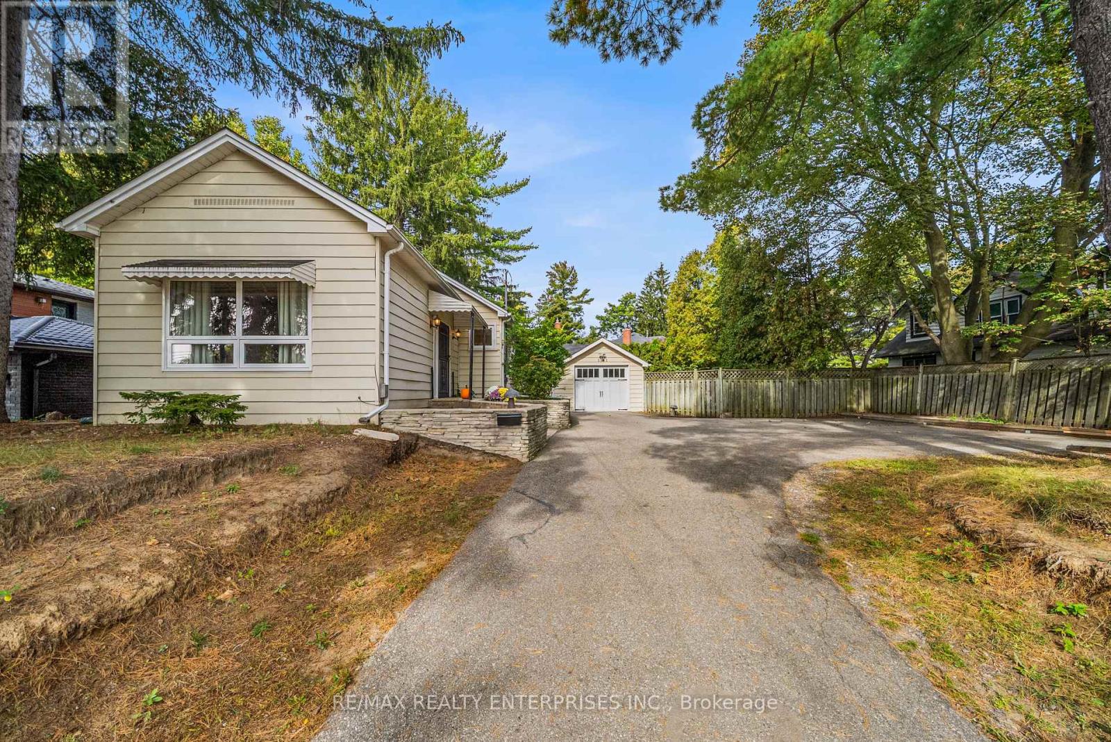 1141 Lakeshore Road W Property Photo 2