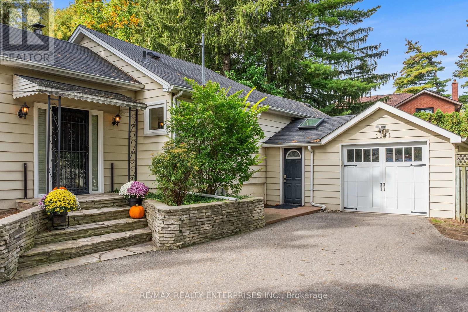 1141 Lakeshore Road W Property Photo 3