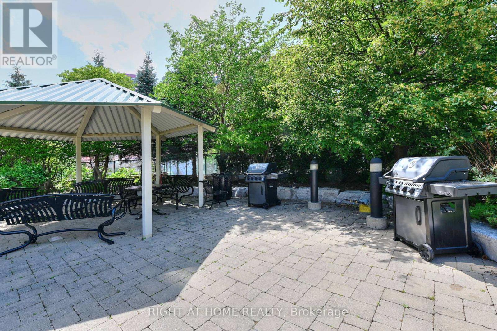 2005 - 208 Enfield Place Property Photo 23