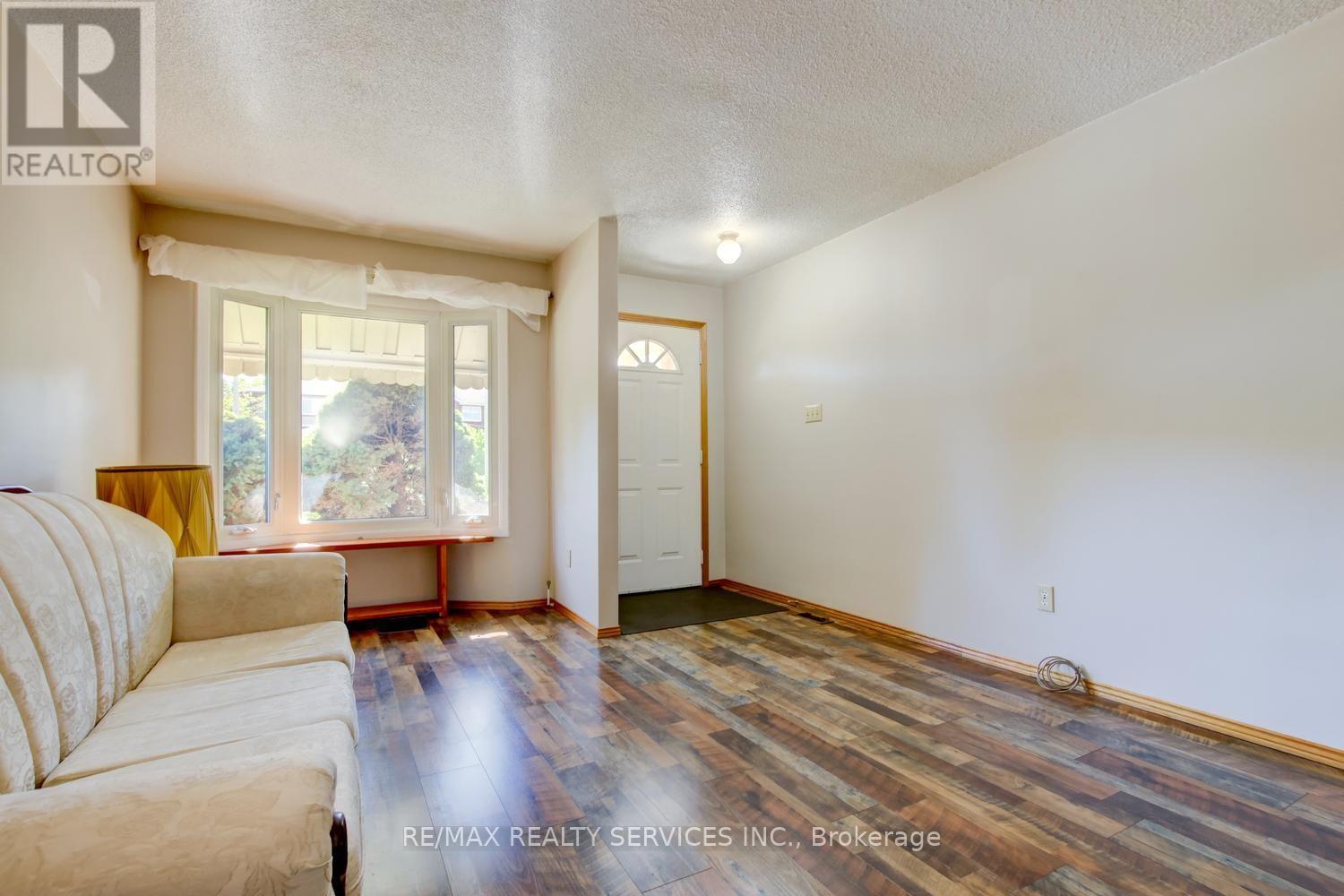 41 Greenleaf Crescent Property Photo 6