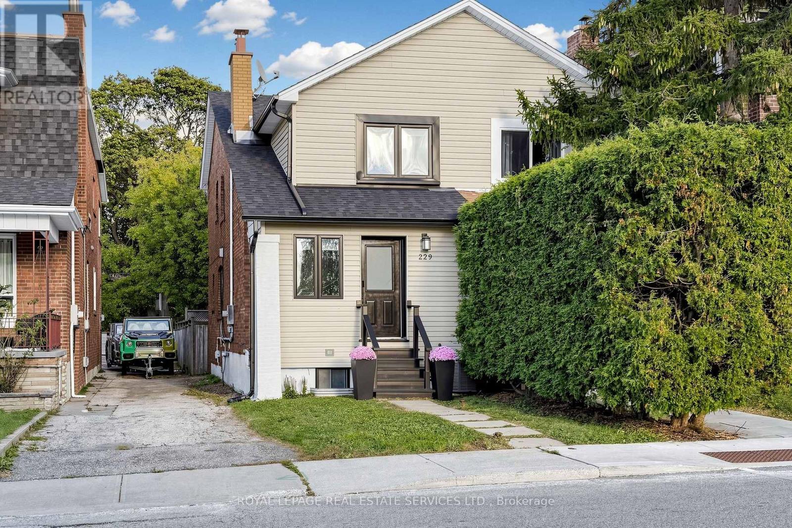 229 Mcroberts Avenue Property Photo 1