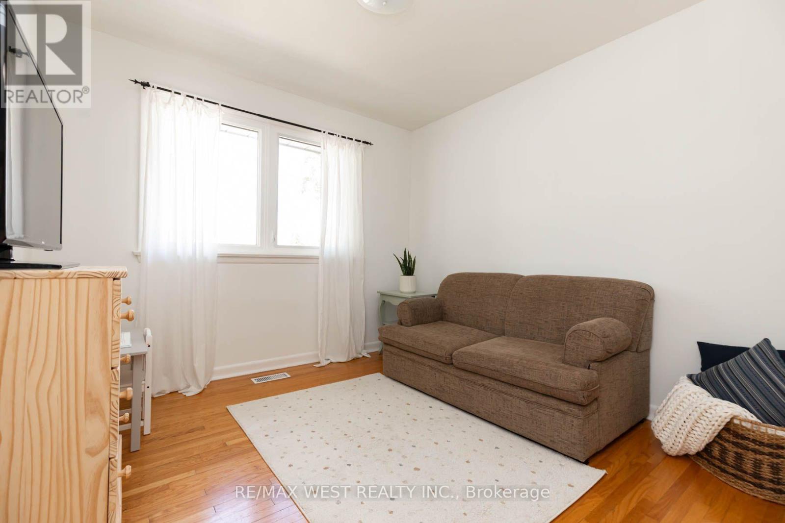 82 Renault Crescent Property Photo 25