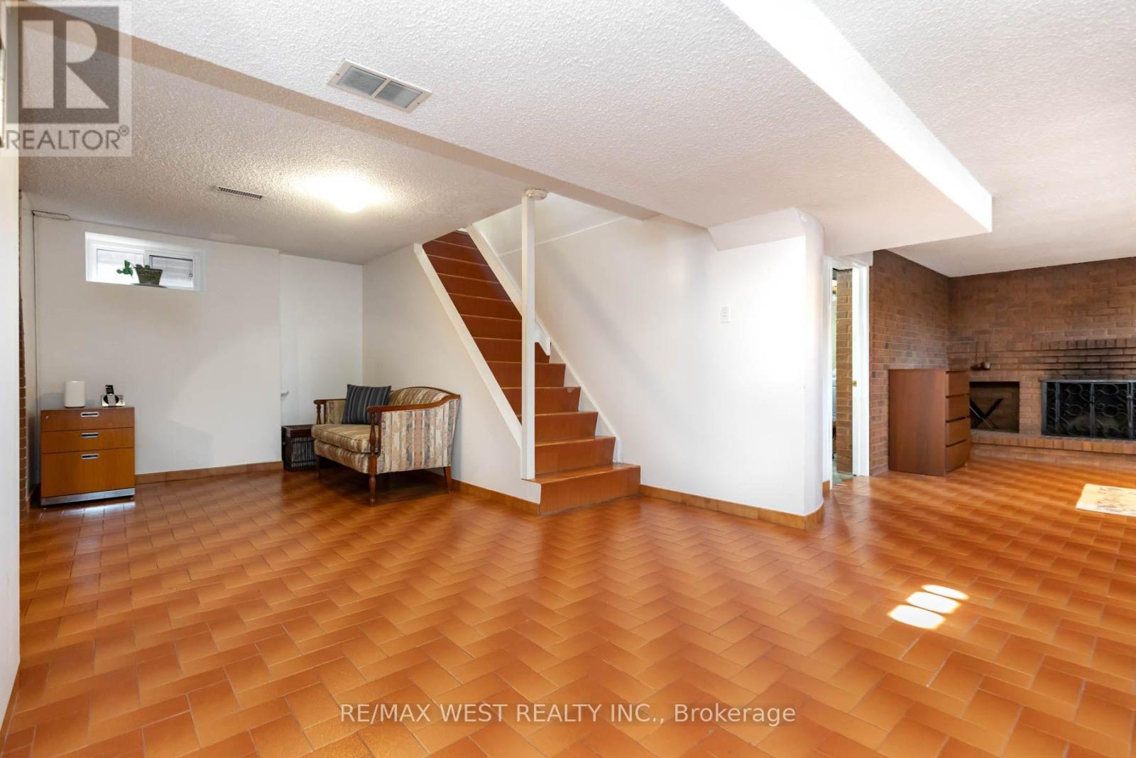 82 Renault Crescent Property Photo 30