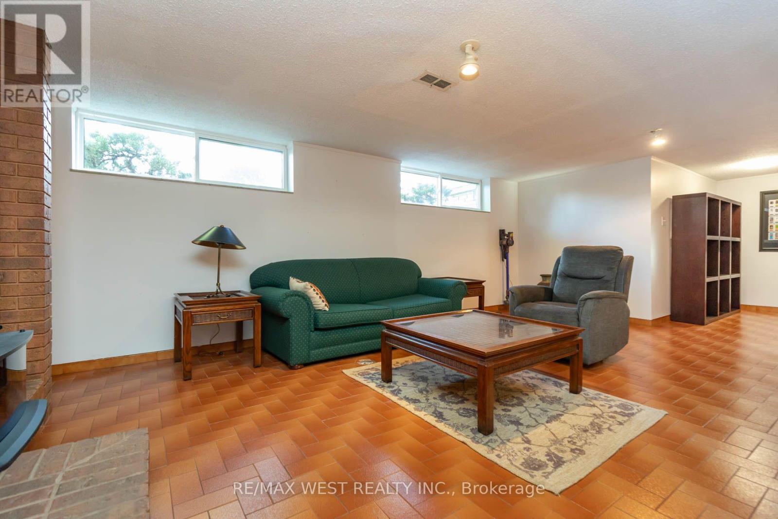 82 Renault Crescent Property Photo 32