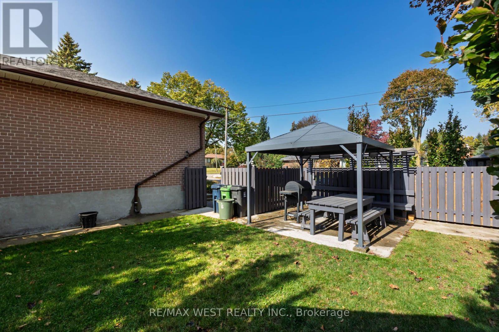 82 Renault Crescent Property Photo 40