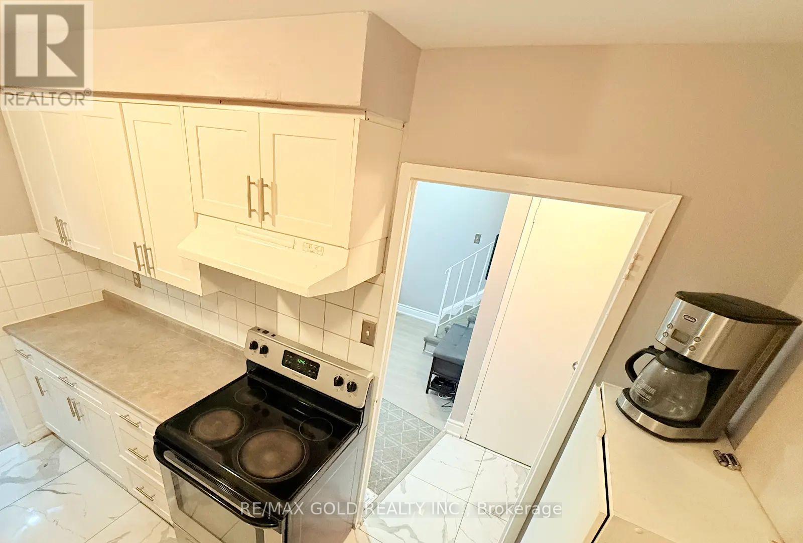 179 - 2095 Roche Court Property Photo 2