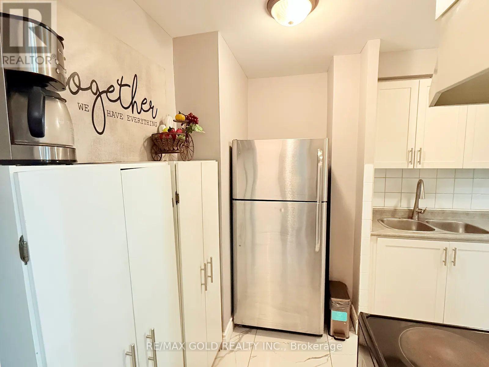 179 - 2095 Roche Court Property Photo 3