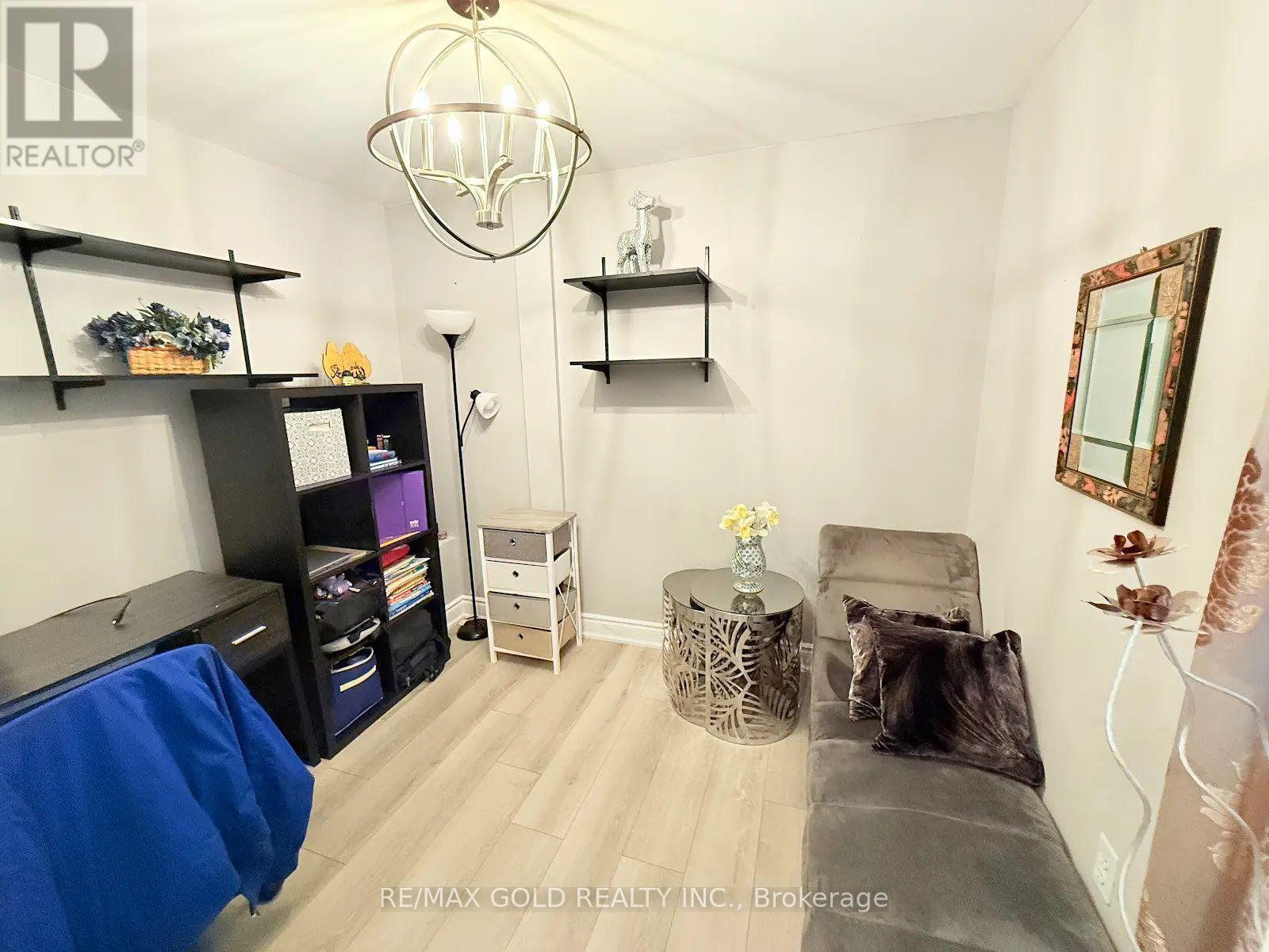 179 - 2095 Roche Court Property Photo 6