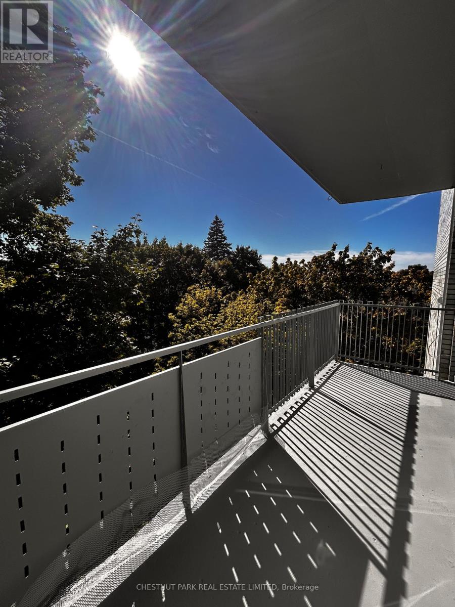#47 - 4 Superior Avenue Property Photo 12