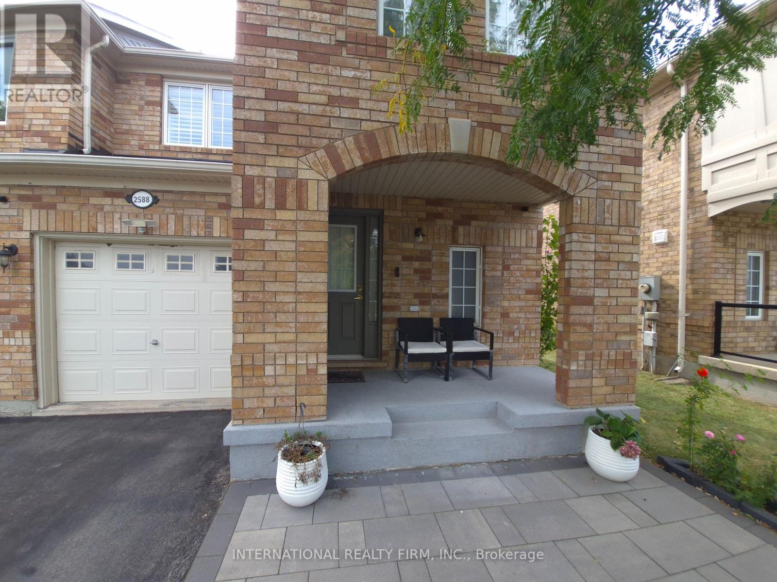 2588 Valleyridge Drive Property Photo 2